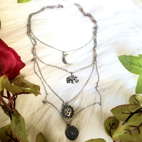 Everly ♡ Necklace - Picture 2 of 4